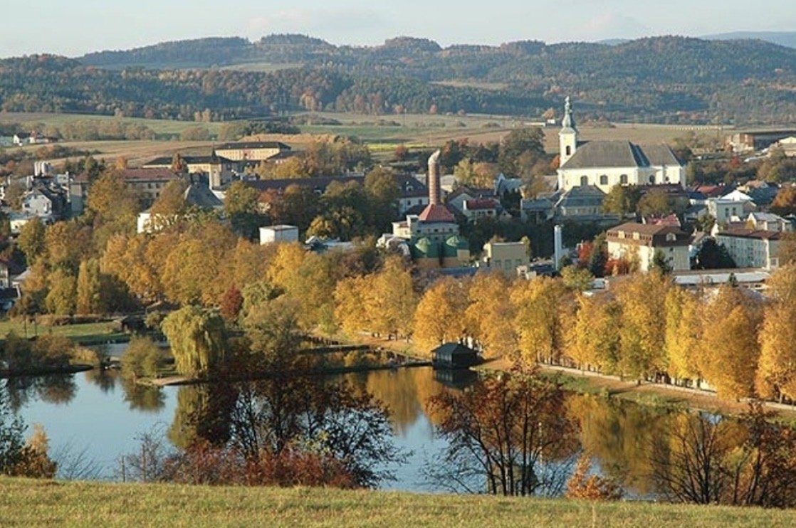 Zábřeh na podzim, pohled přes rybník na kostel